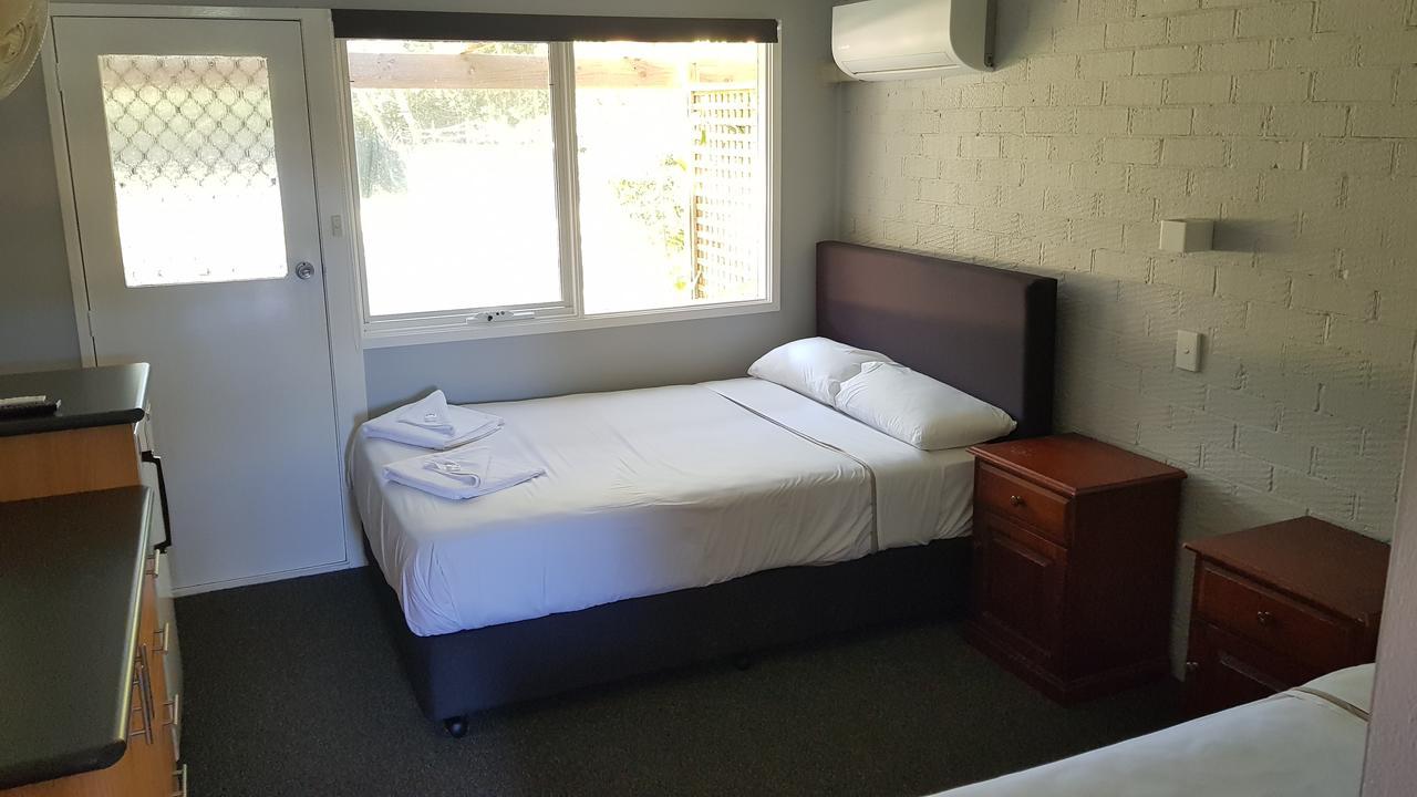 Bateau Bay Hotel Exterior photo