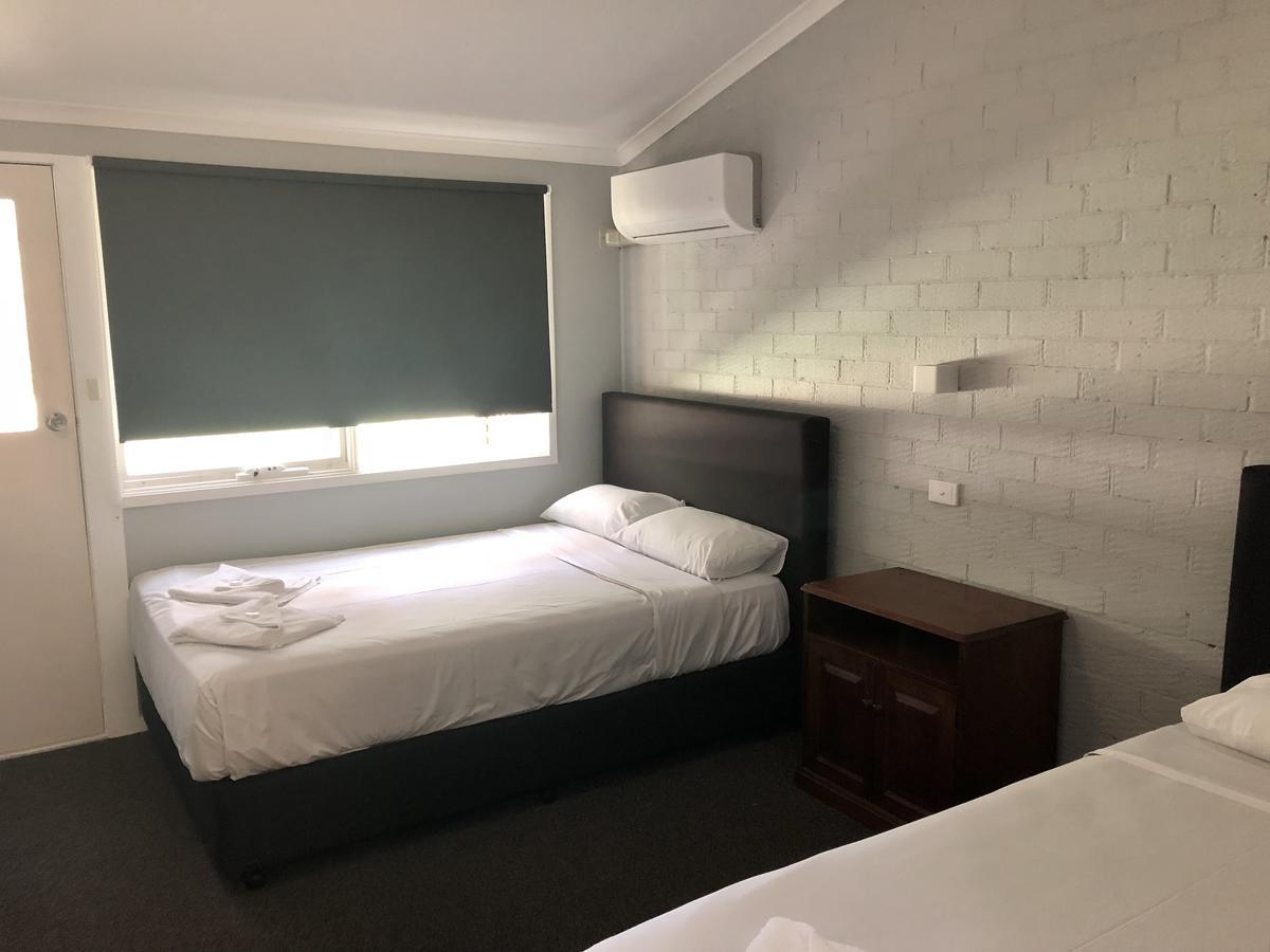 Bateau Bay Hotel Exterior photo